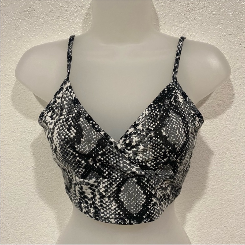 shein snake skin print black & white v neck cropped cami tank top shirt